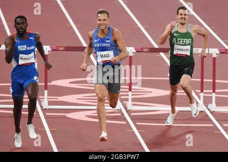 Kyron McMaster (IVB), Rasmus Magi (EST), Abdelmalik Lahoulou (ALG) treten während der Olympischen Spiele Tokyo 2020, Athletics, am 1. August 2021 im Tokyo Olympic Stadium in Tokyo, Japan, im Halbfinale der 400-Meter-Hürden der Männer an. - Foto Yoann Cambefort / Marti Media / DPPI Stockfoto