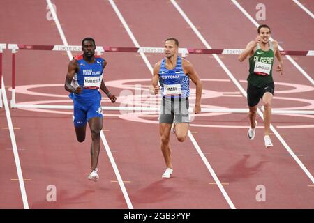 Kyron McMaster (IVB), Rasmus Magi (EST), Abdelmalik Lahoulou (ALG) treten während der Olympischen Spiele Tokyo 2020, Athletics, am 1. August 2021 im Tokyo Olympic Stadium in Tokyo, Japan, im Halbfinale der 400-Meter-Hürden der Männer an. - Foto Yoann Cambefort / Marti Media / DPPI Stockfoto
