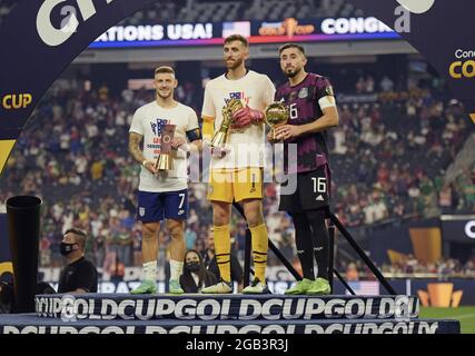 Las Vegas, USA. August 2021. (SPO) USA gewinnt das CONCACAF Gold Cup Finale. 01. August 2021, Las Vegas, USA: Von links Paul Arriola (USA), Matt Turner (USA) und Hector Herrera (Mexiko) beim Fußballspiel zwischen den USA und Mexiko, gültig für das Finale des CONCACAF Gold Cup, im Allegiant Stadion in Las Vegas. Miles Robinson (USA) erzielte in der Verlängerung das einzige Tor, was der US-Fußballmannschaft den Sieg bescherte. (Bild: © Danseco Noel/TheNEWS2 über ZUMA Press Wire) Stockfoto