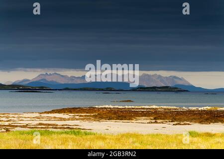 Blick auf die Cuillin Berge auf der Isle of Skye, von South Uist, Äußere Hebriden, Schottland, Großbritannien Stockfoto