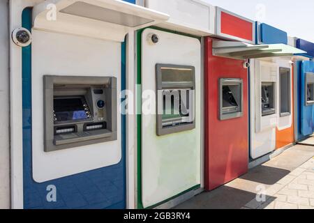 Farbenfrohe geldautomaten mit Geldautomaten Stockfoto