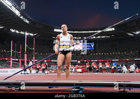 Die belgischen Fanny Smets, die während der Qualifikationsveranstaltung der Frauen im Stabhochsprung der Leichtathletik-Wettbewerbe am 101. Tag des Olympischen Spiels „Tokio 2020“ abgebildet wurden Stockfoto