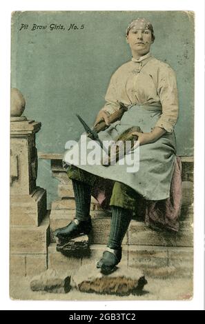Ursprüngliche, edwardianische getönte Postkarte des frühen 20. Jahrhunderts von Pit Brow Girl, mit einem Pick, Wigan, Lancashire, U.K. veröffentlicht am 10. August 1905 Stockfoto