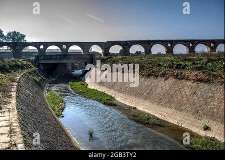 Das römische Aquädukt in Skopje, Mazedonien, stammt aus der Zeit des Römischen Reiches oder Byzanz. In der Zeit Justinians I., von 527 - 554 Stockfoto