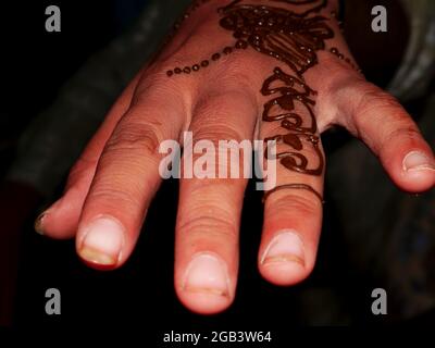 Myrtle-Design auf asiatischer weiblicher Hand während des Festivals präsentiert. Stockfoto