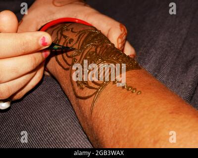 Weibliche Kreation Myrte Muster auf der Hand, Festival Hand Kunst Design-Konzept. Stockfoto