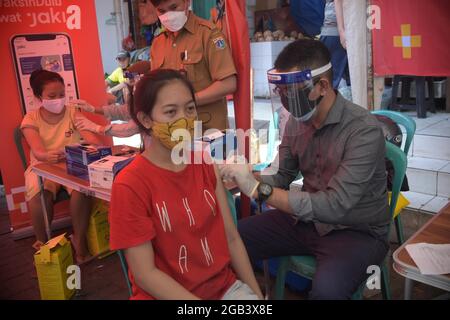 (210802) -- JAKARTA, 2. August 2021 (Xinhua) -- Gesundheitsarbeiter verabreichen COVID-19-Impfstoffe für Empfänger während einer Massenimpfung auf einem traditionellen Markt in Jakarta, Indonesien, 2. August 2021. (Xinhua/Zulkarnain) Stockfoto