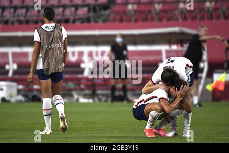 Kashima, Japan. August 2021. Die US-Amerikanerin Kelley O'Hara tröstet Carli Lloyd, als sie ihr Gesicht nach dem Verlust der USA an Kanada im Halbfinale der Frauen im Fußball bei den Olympischen Spielen 2020 in Tokio am Montag, den 2. August 2021 in Kashima, Japan. Kanada besiegte die USA 1-0 bei einem Elfmeterstoß. Foto von Mike Theiler/UPI Credit: UPI/Alamy Live News Stockfoto