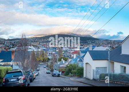 Ein Blick am späten Nachmittag auf Kunanyi (Mount Wellington) und Hobart, die Hauptstadt Tasmaniens in Australien, vom Vorort Glebe der Innenstadt Stockfoto