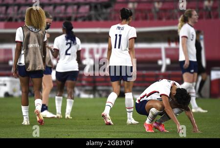 Kashima, Japan. August 2021. Carli Lloyd (R) der Vereinigten Staaten verneigt sich vor Trauer, nachdem die USA am Montag, den 2. August 2021, in Kashima, beim Halbfinalspiel der Frauen im Fußball bei den Olympischen Spielen 2020 in Tokio gegen Kanada verloren hatten. Japan. Kanada besiegte die USA 1-0 bei einem Elfmeterstoß. Foto von Mike Theiler/UPI Credit: UPI/Alamy Live News Stockfoto