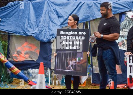 Huntingdon, Großbritannien. August 2021. Tierschutzaktivisten versammelten sich vor dem Beagle-Brutplatz von MBR Acres, um die Freilassung von 2000 Beagles zu fordern, von denen die Demonstranten behaupten, dass sie für grausame Experimente aufgezogen werden. Dutzende von Aktivisten haben auch außerhalb des Geländes ein langfristiges Camping eingerichtet, um das Unternehmen unter Druck zu setzen, die Hunde freizulassen und die Anlagen zu schließen. Stockfoto