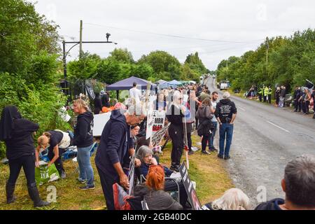 Huntingdon, Großbritannien. August 2021. Tierschutzaktivisten versammelten sich vor dem Beagle-Brutplatz von MBR Acres, um die Freilassung von 2000 Beagles zu fordern, von denen die Demonstranten behaupten, dass sie für grausame Experimente aufgezogen werden. Dutzende von Aktivisten haben auch außerhalb des Geländes ein langfristiges Camping eingerichtet, um das Unternehmen unter Druck zu setzen, die Hunde freizulassen und die Anlagen zu schließen. Stockfoto