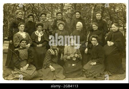 Original Edwardian RPPC (echte Fotopostkarte) von Gruppe von Frauen im Freien, alle Altersgruppen, einschließlich ältere und schwarze eta-Frau, rekonvaleszierende Patienten in einem Krankenhaus, möglicherweise Cookridge Convalescent Home, veröffentlicht April 1908 Horsforth, Leeds, U.K. Stockfoto