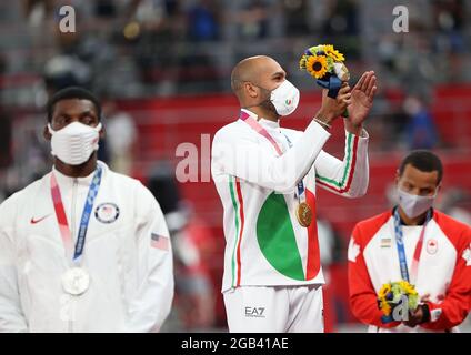Tokio, Japan. August 2021. (Von L bis R) Silbermedaillengewinnerin Fred Kerley aus den Vereinigten Staaten, Goldmedaillengewinnerin Marcell Lamont Jacobs aus Italien und Bronzemedaillengewinnerin Andre de Grasse aus Kanada reagieren auf die Siegerehrung der 100 Millionen Männer bei den Olympischen Spielen 2020 in Tokio, Japan, 2. August 2021. Quelle: Li Ming/Xinhua/Alamy Live News Stockfoto
