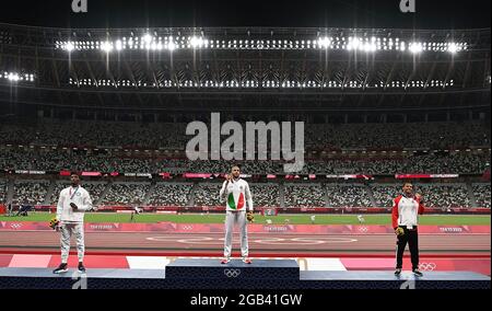 Tokio, Japan. August 2021. (Von L bis R) Silbermedaillengewinnerin Fred Kerley aus den Vereinigten Staaten, Goldmedaillengewinnerin Marcell Lamont Jacobs aus Italien und Bronzemedaillengewinnerin Andre de Grasse aus Kanada reagieren auf die Siegerehrung der 100 Millionen Männer bei den Olympischen Spielen 2020 in Tokio, Japan, 2. August 2021. Quelle: Li Yibo/Xinhua/Alamy Live News Stockfoto