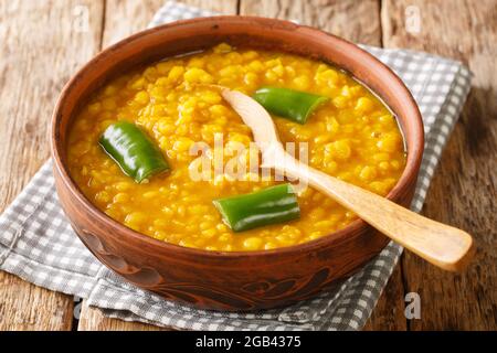 Äthiopische gelbe Split Peas Curry Kik Alicha Nahaufnahme in der Schüssel auf dem Tisch. Horizontal Stockfoto