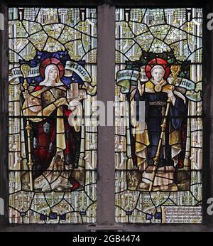 Buntglasfenster von Percy Bacon & Brothers mit der Darstellung der St. Ethelfreda und eines Benediktiners, der Lady St. Mary Church, Wareham, Dorset Stockfoto