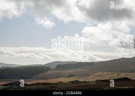 Hügel und Wälder, die sich über dem Big Water des Fleet Valley in der Nähe von Gatehouse von Fleet Dumfries und Galloway Scotland erheben Stockfoto