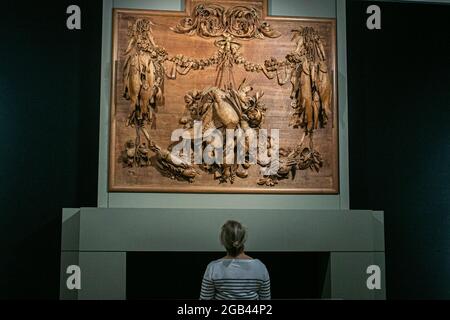 BONHAMS 2. August 2021. Bonhams ist Gastgeber einer Fotoausstellung Grinling Gibbons: Centuries in the Making, die den Start der nationalen Ausstellung markiert, die das Leben, Genie und Erbe des 17. Jahrhunderts, Meister des Holzschnitzers und Bildhauers Grinling Gibbons, feiert. Die Ausstellung beginnt am 3. August und markiert den Tod bis zum Tag nach Gibbons Tod vor 300 Jahren. Credit amer Ghazzal/Alamy Live News. Stockfoto