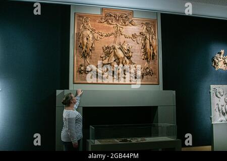 BONHAMS 2. August 2021. Bonhams ist Gastgeber einer Fotoausstellung Grinling Gibbons: Centuries in the Making, die den Start der nationalen Ausstellung markiert, die das Leben, Genie und Erbe des 17. Jahrhunderts, Meister des Holzschnitzers und Bildhauers Grinling Gibbons, feiert. Die Ausstellung beginnt am 3. August und markiert den Tod bis zum Tag nach Gibbons Tod vor 300 Jahren. Credit amer Ghazzal/Alamy Live News. Stockfoto