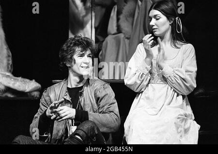 Ian McKellen (Hamlet), Susan Fleetwood (Ophelia) in HAMLET von Shakespeare für die Prospect Theatre Company 1971 UK & European Tour Design: Michael Annals Beleuchtung: Michael Outhwaite Regie: Robert Chetwyn Stockfoto