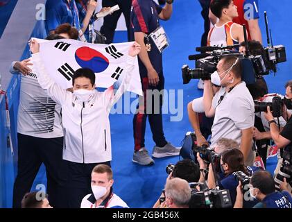 Tokio, Japan. August 2021. Gymnastik: Olympiade, Gewölbe, Männer, Finale im Ariake Gymnastik Center. Shin Jeahwan (Südkorea) jubelt mit der Flagge. Quelle: Marijan Murat/dpa/Alamy Live News Stockfoto