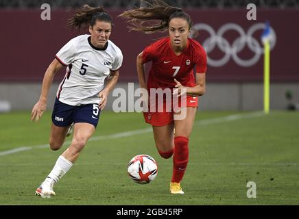 Kashima, Japan. August 2021. Der US-Amerikaner Kelley O'Hara (5) und die kanadische Julia Grosso jagen den Ball während des Halbfinalspiels der Frauen im Fußball bei den Olympischen Spielen 2020 in Tokio, Montag, den 2. August 2021, in Kashima, Japan. Kanada besiegte die USA mit einem Strafstoß von 1:0. Foto von Mike Theiler/UPI Credit: UPI/Alamy Live News Stockfoto