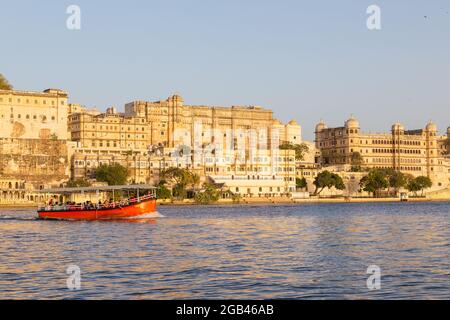 UDAIPUR, INDIEN - 20. MÄRZ 2016: Teil des Stadtpalastes in Udaipur, Indien, zeigt eine Bootstour auf dem Lake Pichola. Stockfoto