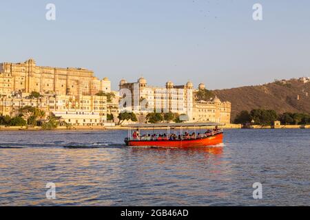 UDAIPUR, INDIEN - 20. MÄRZ 2016: Teil des Stadtpalastes in Udaipur, Indien, zeigt eine Bootstour auf dem Lake Pichola. Stockfoto