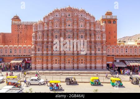 JAIPUR, INDIEN - 22. MÄRZ 2016: Die Front des Hawa Mahal (Palast der Winde) im Zentrum von Jaipur. Menschen können gesehen werden. Stockfoto