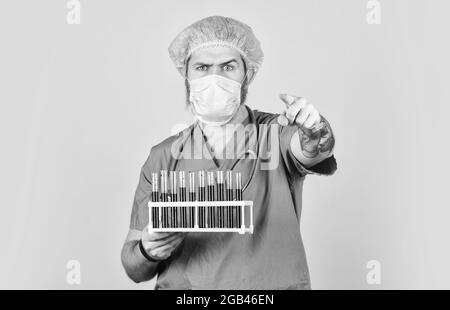 Krankenhausbehandlung. Quarantänepläne. Epidemische Schwelle. Medizinische Forschung. Mann im medizinischen Labor, der Proben biologisches Material inspiziert. Reagenzgläser Stockfoto