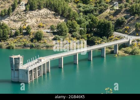 Granada in Spanien: Das türkisfarbene Wasser der Embalse de Canales. Stockfoto