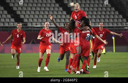 Kashima, Japan. August 2021. Kanadas Spieler treffen sich auf dem Spielfeld, um ihren Sieg über die Vereinigten Staaten im Halbfinalspiel der Frauen im Fußball bei den Olympischen Spielen 2020 in Tokio am Montag, den 2. August 2021, in Kashima, Japan, anzufeuern. Kanada besiegte die USA 1-0 bei einem Elfmeterstoß. Foto von Mike Theiler/UPI Credit: UPI/Alamy Live News Stockfoto