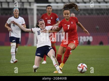 Kashima, Japan. August 2021. Die Kanadaistin Julia Grosso (7) und die US-Amerikanerin Rose Lavelle kämpfen während des Halbfinalspiels der Frauen bei den Olympischen Spielen 2020 in Tokio am Montag, dem 2. August 2021, in Kashima, Japan, um die Kontrolle über den Ball. Kanada besiegte die USA 1-0 bei einem Elfmeterstoß. Foto von Mike Theiler/UPI Credit: UPI/Alamy Live News Stockfoto