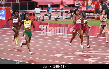 Tokio, Japan. August 2021. Die Jamaikanerin Elaine Thompson-Herah (2. L) tritt beim Halbfinale der Frauen über 200 m bei den Olympischen Spielen 2020 in Tokio, Japan, am 2. August 2021 an. Quelle: Du Yu/Xinhua/Alamy Live News Stockfoto