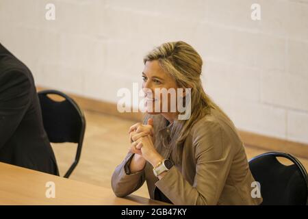 Innenministerin Annelies Verlinden im Presseaussenat mit dem Fußballverband Pro League und dem belgischen Innenminister in Brüssel, Mon Stockfoto