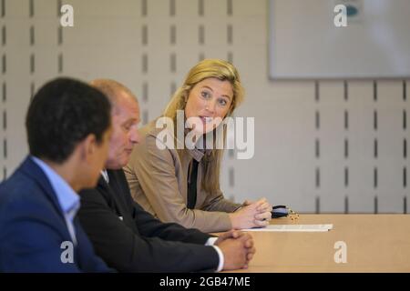 Innenministerin Annelies Verlinden im Presseaussenat mit dem Fußballverband Pro League und dem belgischen Innenminister in Brüssel, Mon Stockfoto