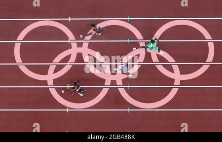 (210802) -- TOKIO, 2. August 2021 (Xinhua) -- Kirani James (R) aus Grenada tritt beim 400-m-Halbfinale der Männer bei den Olympischen Spielen 2020 in Tokio, Japan, am 2. August 2021 an. (Xinhua/Zhang Chuanqi) Stockfoto