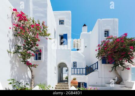 Naousa, Paros, Griechenland - Juli 2021: Haupttouristenort der Insel Paros Stockfoto