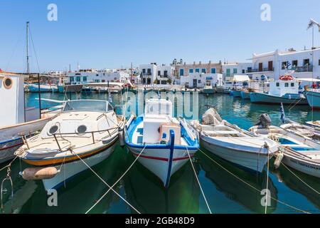 Naousa, Paros, Griechenland - Juli 2021: Haupttouristenort der Insel Paros Stockfoto