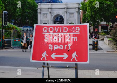 Ein Covid-19 Sozialabgrenzungsschild, das am Marble Arch gesehen wurde, nachdem alle Einschränkungen in England aufgehoben wurden. Stockfoto