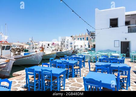 Naousa, Paros, Griechenland - Juli 2021: Haupttouristenort der Insel Paros Stockfoto