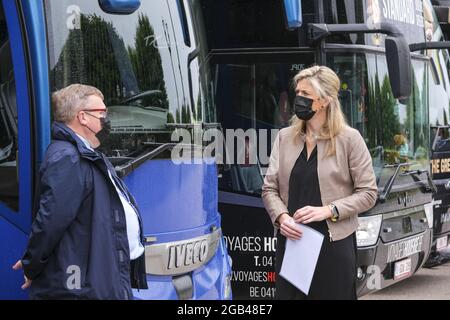 Innenministerin Annelies Verlinden im Presseaussenat mit dem Fußballverband Pro League und dem belgischen Innenminister in Brüssel, Mon Stockfoto