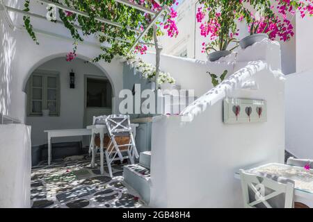 Naousa, Paros, Griechenland - Juli 2021: Haupttouristenort der Insel Paros Stockfoto