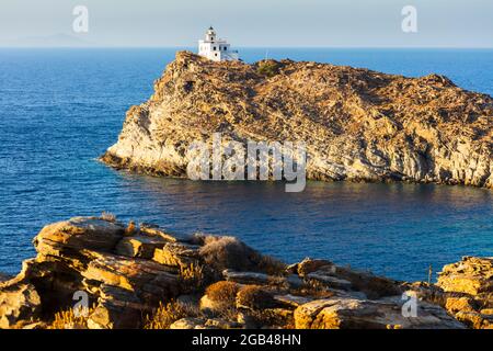 Naousa, Paros, Griechenland - Juli 2021: Leuchtturm im Paros Park Stockfoto