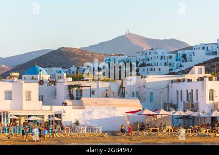 Naousa, Paros, Griechenland - Juli 2021: Naousa Küste bei Sonnenuntergang Stockfoto