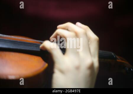 Hand des Geigers Stockfoto