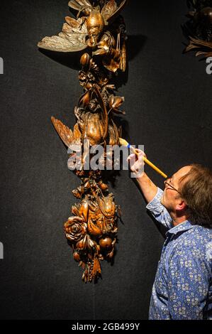 BONHAMS 2. August 2021. Bonhams ist Gastgeber einer Fotoausstellung Grinling Gibbons: Centuries in the Making, die den Start der nationalen Ausstellung markiert, die das Leben, Genie und Erbe des 17. Jahrhunderts, Meister des Holzschnitzers und Bildhauers Grinling Gibbons, feiert. Die Ausstellung beginnt am 3. August und markiert den Tod bis zum Tag nach Gibbons Tod vor 300 Jahren. Credit amer Ghazzal/Alamy Live News. Stockfoto