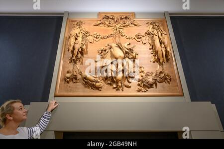 Bonhams, London, Großbritannien. 2. August 2021. Bonhams veranstaltet die Lancierung von Grinling Gibbons 300, einem einjährigen landesweiten Festival, das unter der Schirmherrschaft von HRH, dem Prinzen von Wales, stattfindet und den hundertsten Todestag von Großbritanniens feinstem Holzschnitzer feiert. Das Festival startet am 3. August – dem Todestag von Gibbons – mit einer nationalen Ausstellung „Centuries in the Making“ in der Bonhams New Bond Street. Die Ausstellung läuft bis zum 27. August. Quelle: Malcolm Park/Alamy Live News. Stockfoto