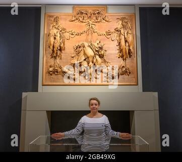 Bonhams, London, Großbritannien. 2. August 2021. Bonhams veranstaltet die Lancierung von Grinling Gibbons 300, einem einjährigen landesweiten Festival, das unter der Schirmherrschaft von HRH, dem Prinzen von Wales, stattfindet und den hundertsten Todestag von Großbritanniens feinstem Holzschnitzer feiert. Das Festival startet am 3. August – dem Todestag von Gibbons – mit einer nationalen Ausstellung „Centuries in the Making“ in der Bonhams New Bond Street. Die Ausstellung läuft bis zum 27. August. Quelle: Malcolm Park/Alamy Live News. Stockfoto